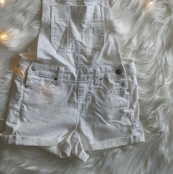 White overall shorts - Picture 3 of 8
